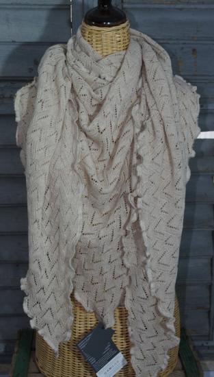 Preview: Invero Dreiecktuck Susi Strand um die Schultern gelegt, 100% Merinowolle extrafein